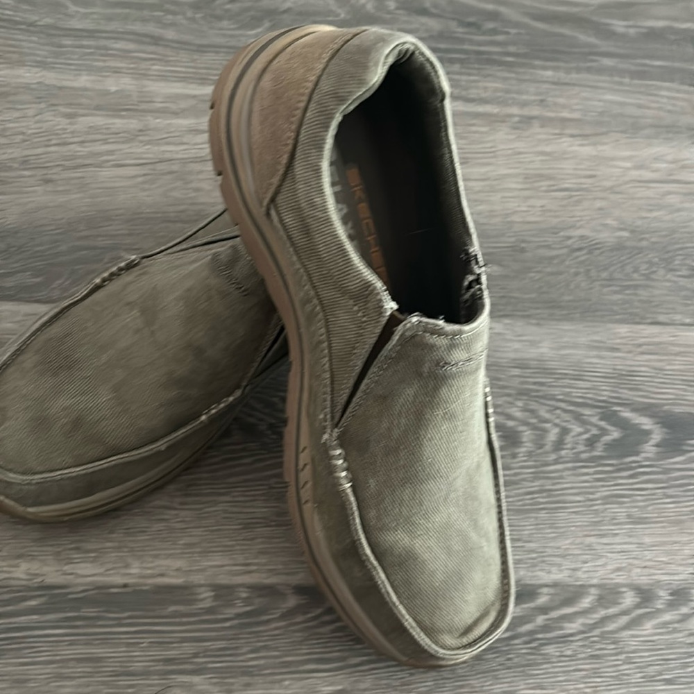 Sketchers relaxed, fit memory foam men’s size 8 1/2 slip on